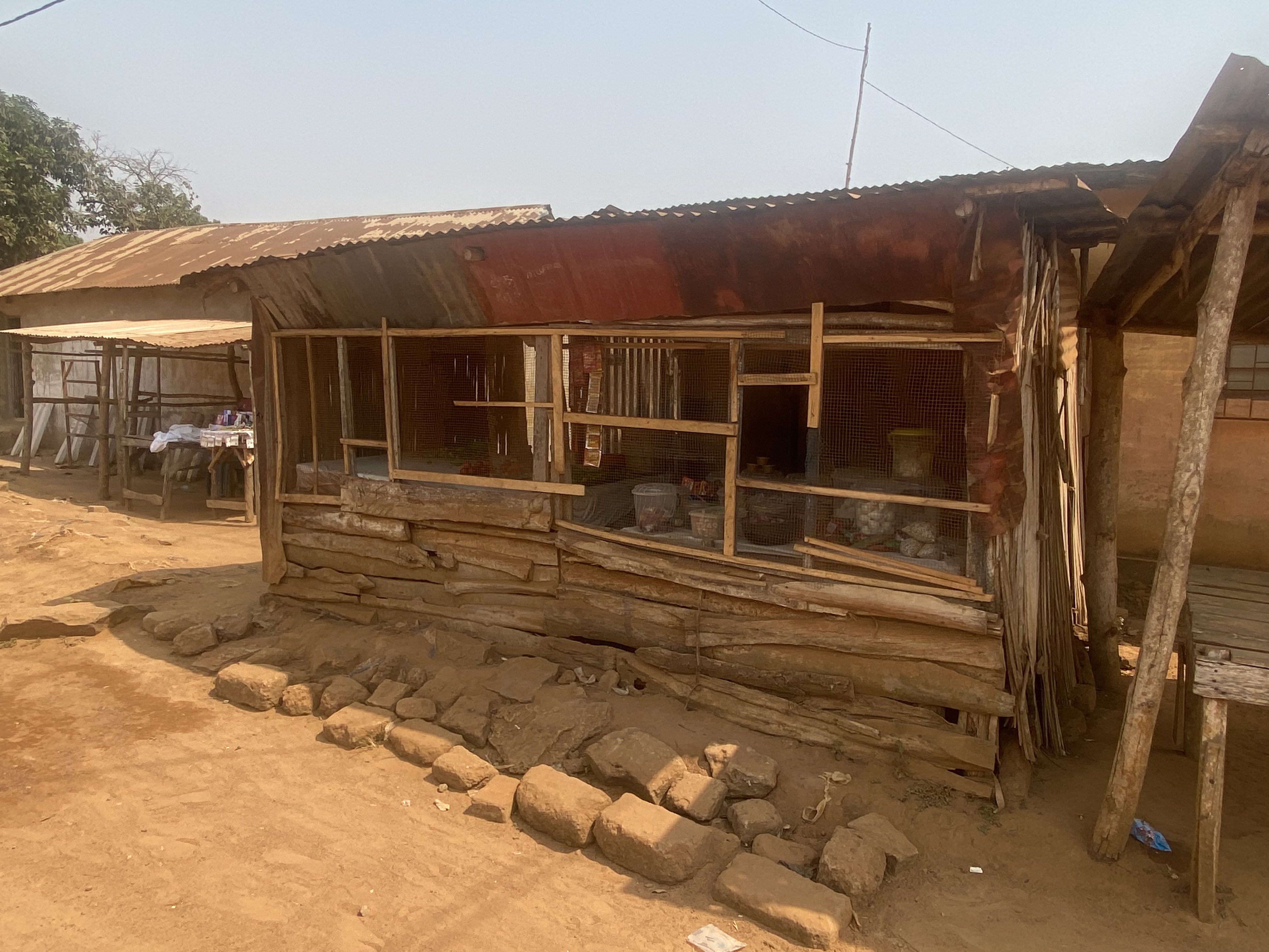 Petites boutiques construites en bois