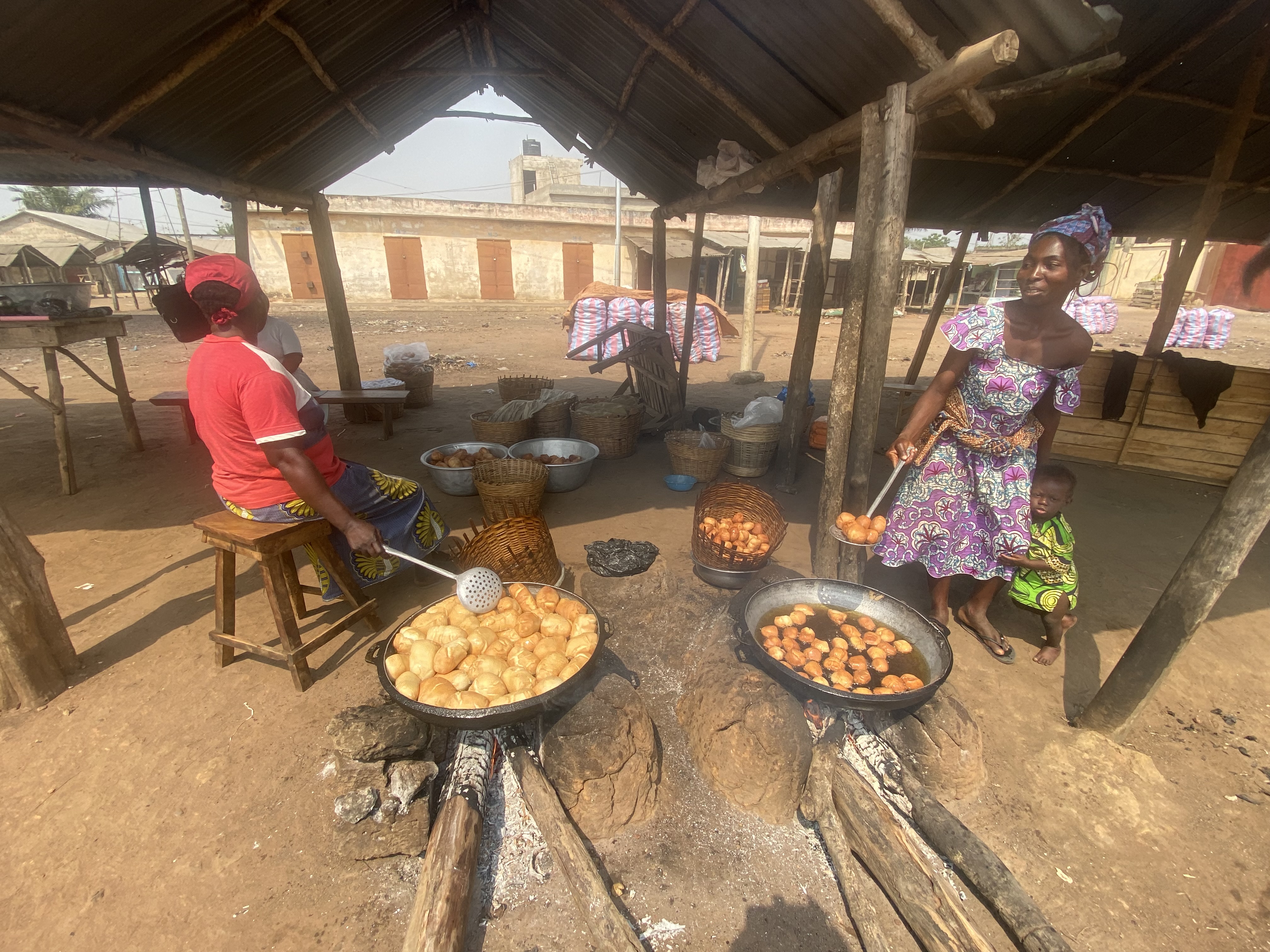 Préparation de beignets dans le village