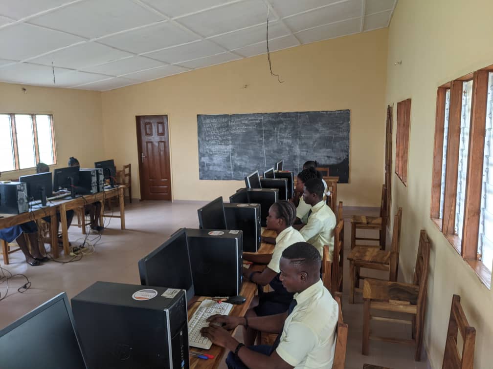Élèves de l’Institut pendant un cours d’informatique