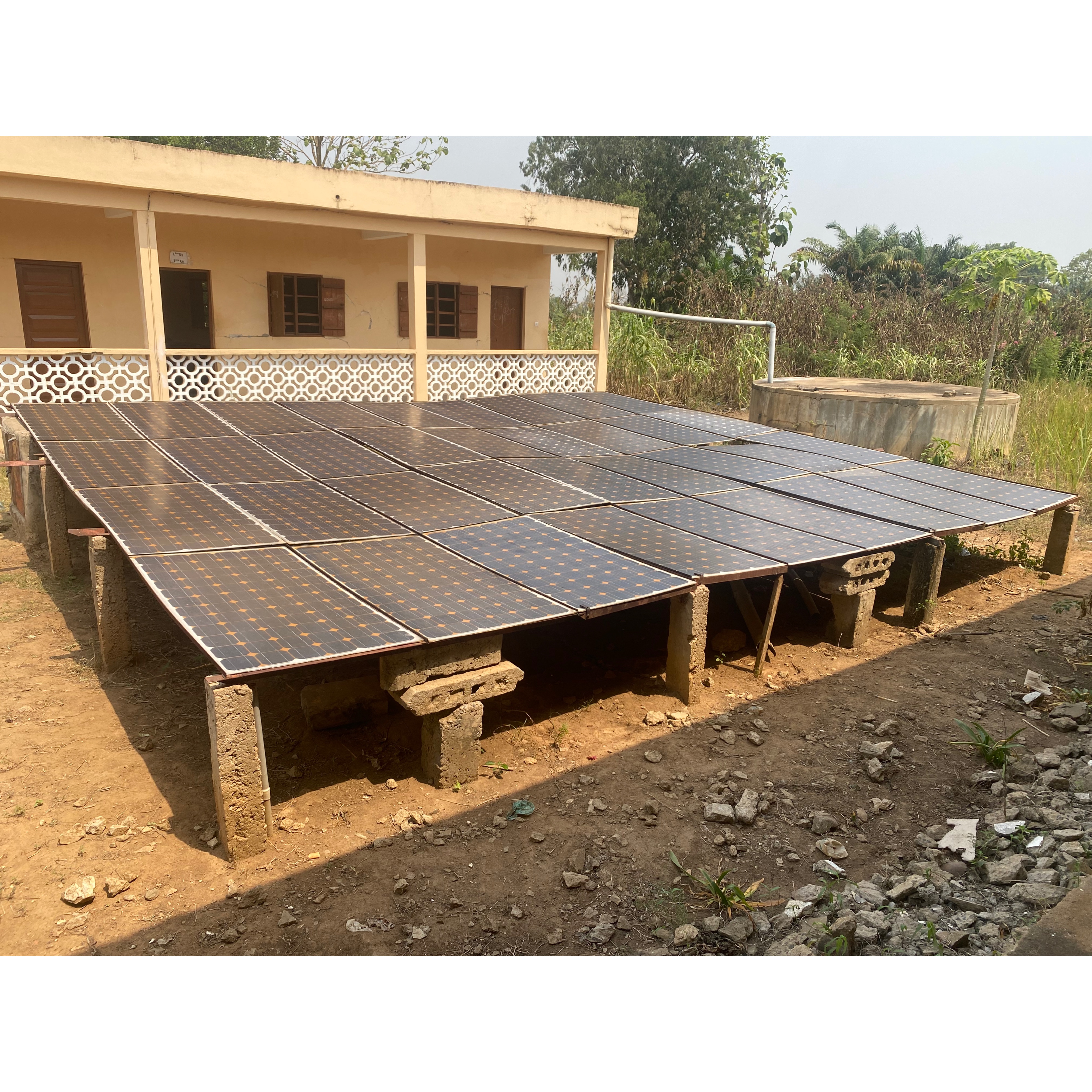 Installation de panneaux photovoltaïques devant les bâtiments de l’Institut